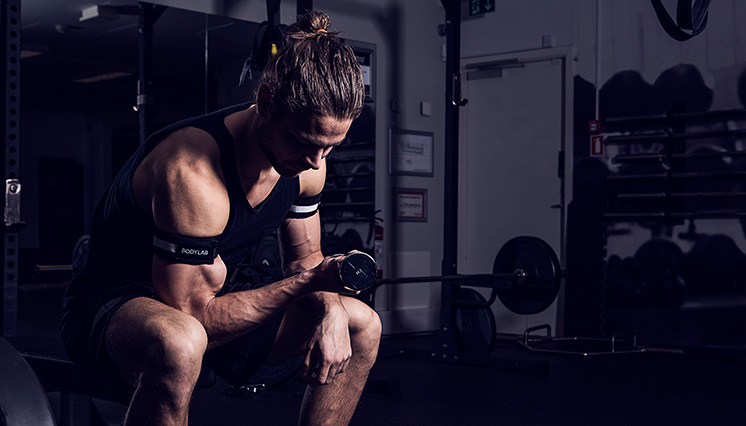 Trening av biceps med okklusjonsbånd