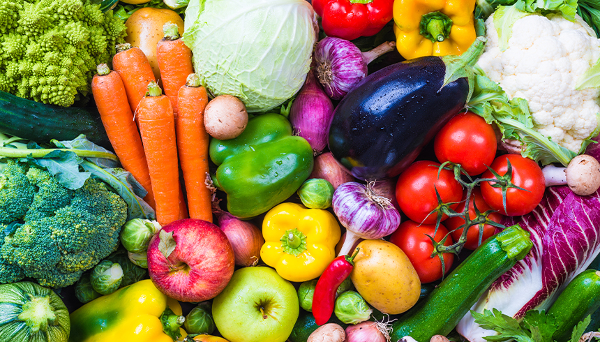 Fargerikt utvalg av grønnsaker og frukt