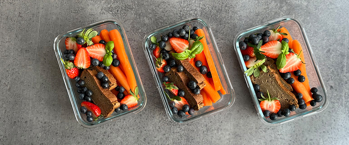 Saftig bananbrød med frukt og grønt på siden