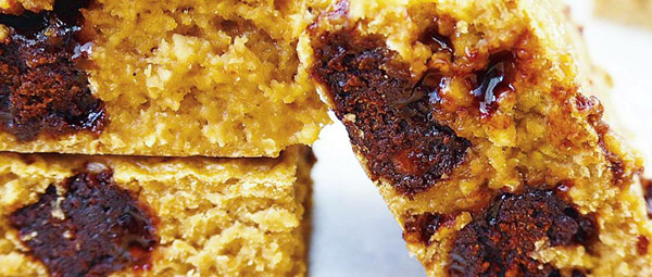 Kaffe latte-kake med biter av brownies 